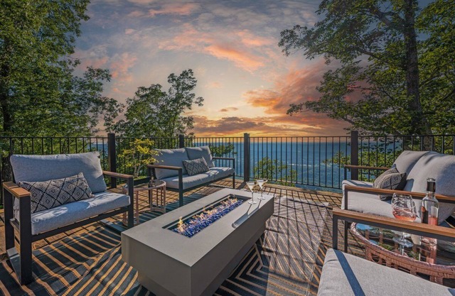 Stunning Mtn Views 4Bdr w/private baths, Home Theatre, Mins to Cloudland & Chatt