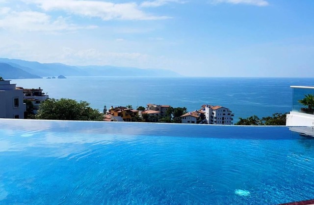 Stunning ocean view, Beautiful pendhouse condo,