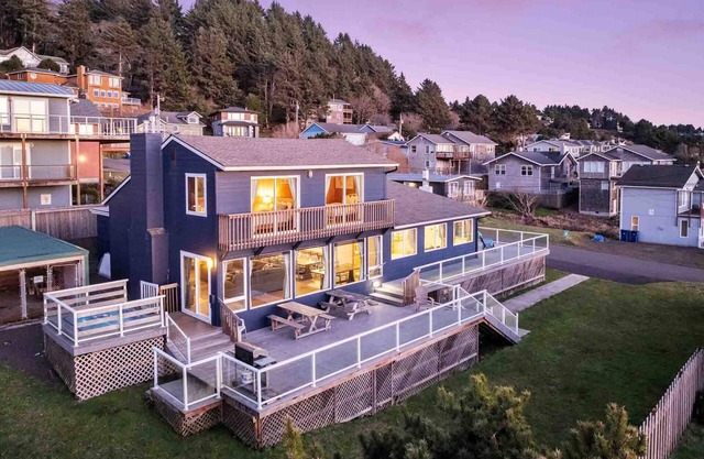 Stunning Ocean View, Pet Friendly, Deck w/Hot Tub, Pool Table, Foosball, 1 Block to Beach