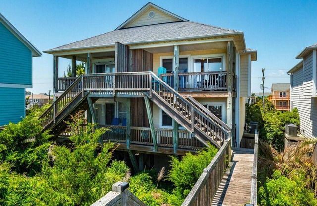 Stunning Oceanfront Home - Private Beach Access, Outdoor Showers & Covered Decks
