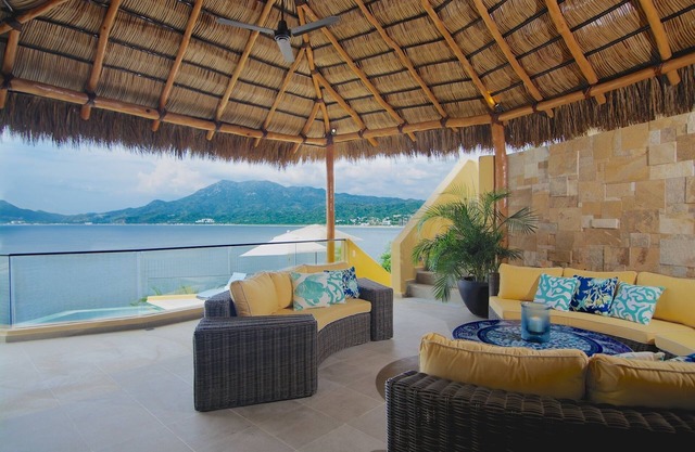 Stunning Oceanfront Estate w Private Chef + Walk To Beach✭✭✭✭