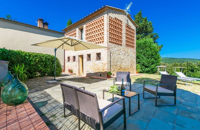 Stunning private villa for 4 guests with WIFI, A/C, TV, patio and panoramic view