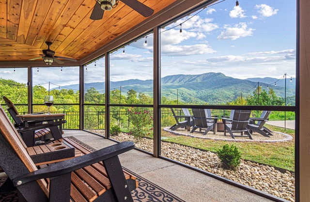 Stunning Panoramic Views + Fire Pit + Hot Tub