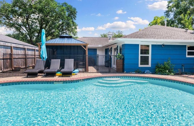 Stunning Pool and Chefs Kitchen NRG MedCenter