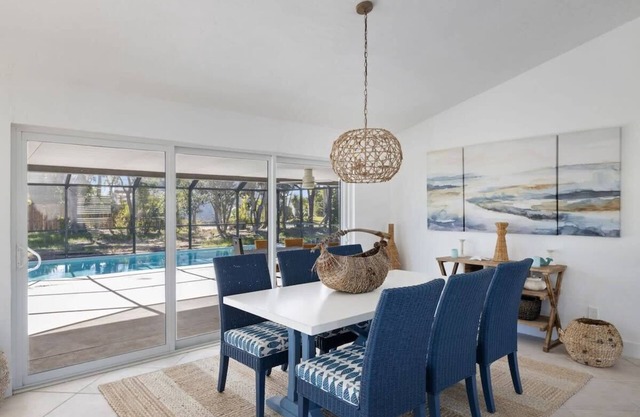 Stunning Pool Home, Steps to Beach, Free Bikes