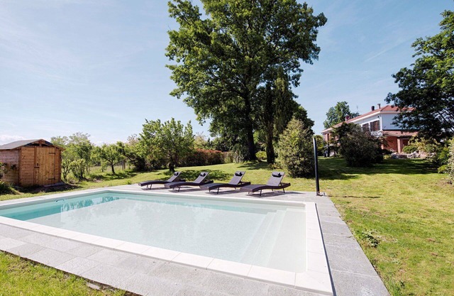 Stunning private villa for 9 guests with A/C, private pool, WIFI, TV, patio and pets allowed