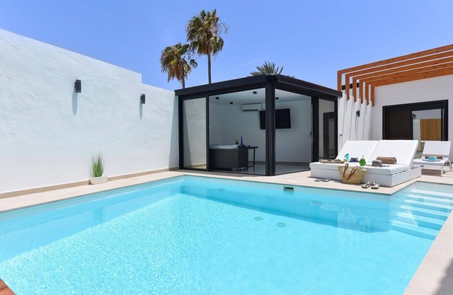 Stunning private villa for 6 people with A/C, private pool, WIFI, TV, terrace and pets allowed