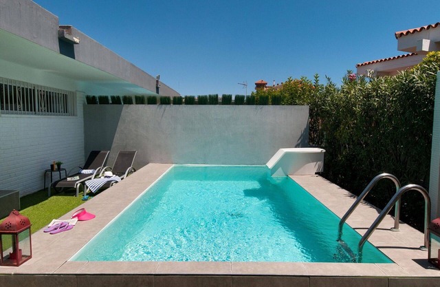 Stunning private villa for 4 people with private pool, A/C, TV and pets allowed