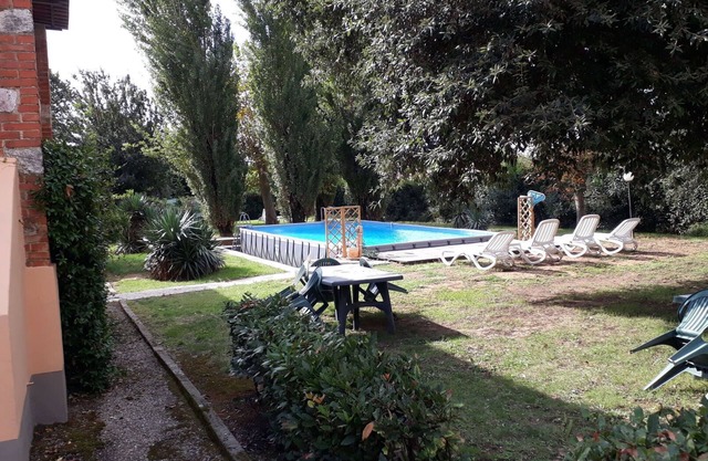 Stunning private villa with WIFI, private pool, TV, veranda and pets allowed, close to Lucca