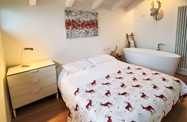 Stunning private villa for 3 guests with WIFI, TV, patio and pets allowed