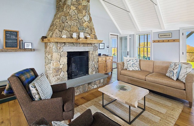 Stunning & Private 6BD+ Oceanfront Complex-Amazing Views, A/C, Hot Tub, Walk to Coast Guard Beach