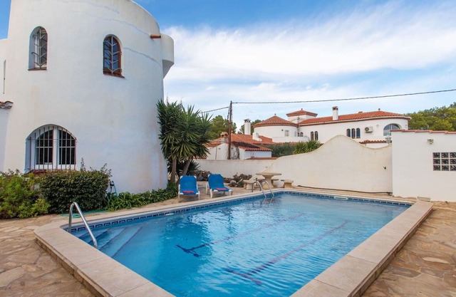 Stunning private villa for 10 guests with private pool, WIFI, TV, patio and parking