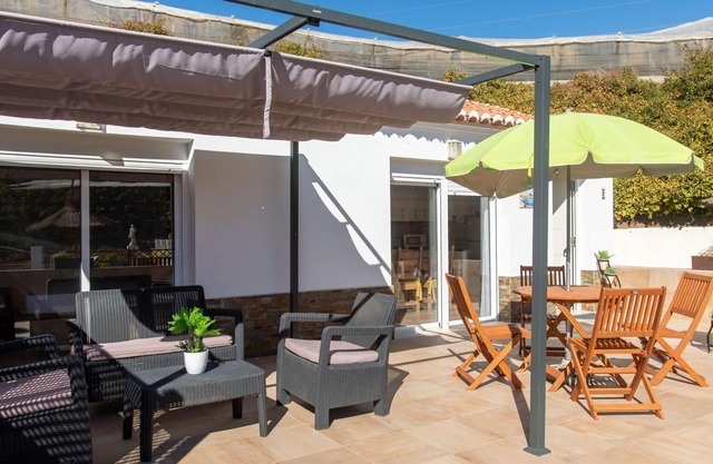 Stunning private villa for 2 people with private pool, WIFI, A/C, TV, patio and parking