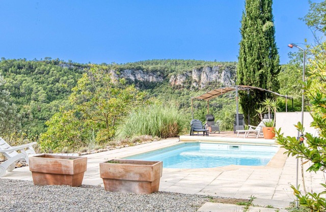 Stunning private villa for 6 people with private pool, TV, patio and parking