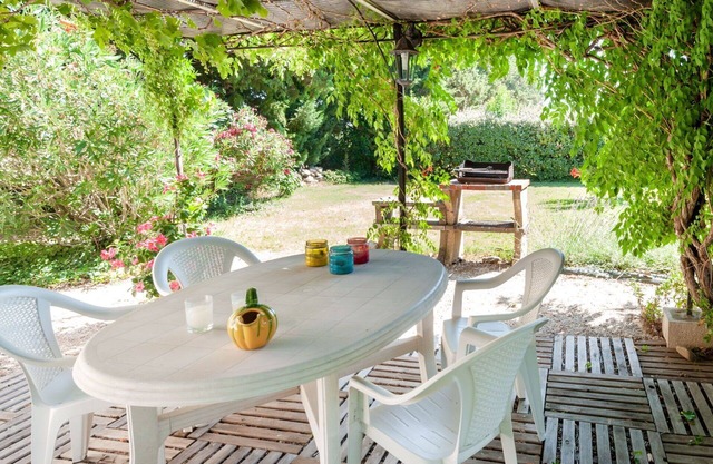 Stunning private villa for 4 people with WIFI, TV, patio, pets allowed and parking
