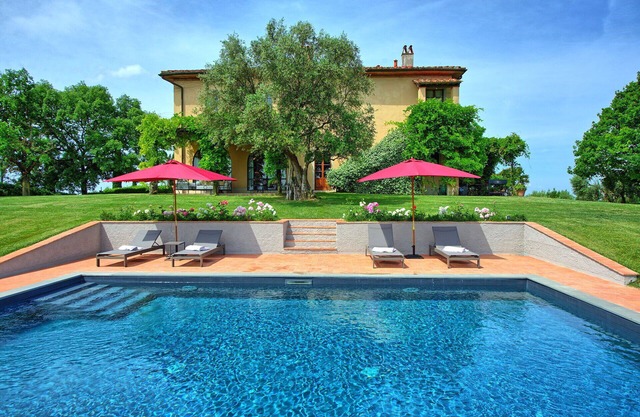 Stunning private villa with WIFI, A/C, private pool, patio, panoramic view and parking