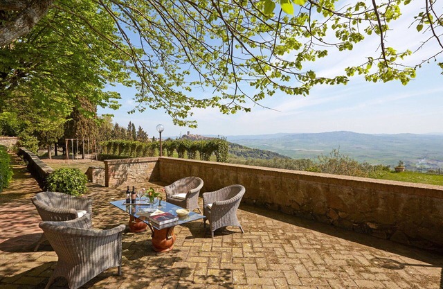 Stunning private villa for 20 guests with private pool, WIFI, TV, pets allowed and panoramic view
