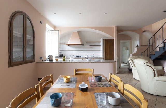 Stunning private villa for 6 guests with WIFI, terrace, pets allowed and panoramic view