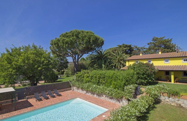 Stunning private villa for 10 people with A/C, private pool, WIFI, TV, patio and pets allowed