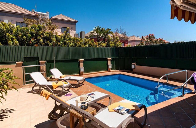 Stunning private villa for 8 people with private pool, A/C, WIFI, TV, patio and pets allowed