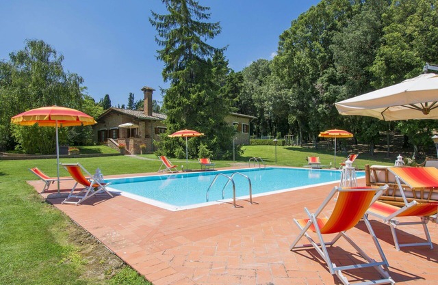 Stunning private villa with private pool, WIFI, TV, balcony, pets allowed, close to San Gimignano