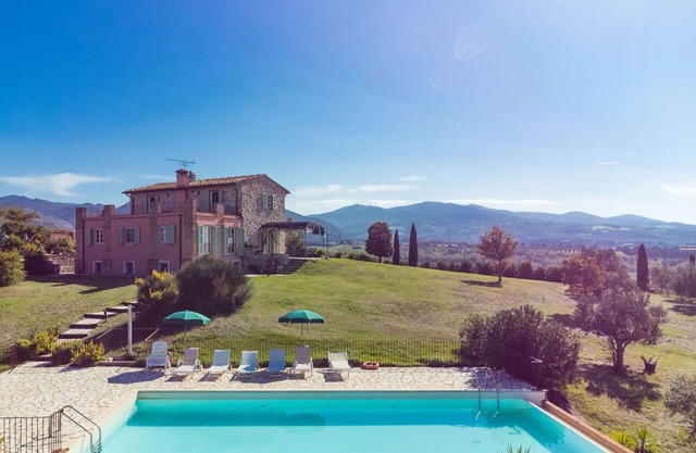 Stunning private villa with private pool, TV, terrace, pets allowed, panoramic view and parking