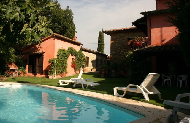 Stunning private villa for 12 people with WIFI, private pool and TV