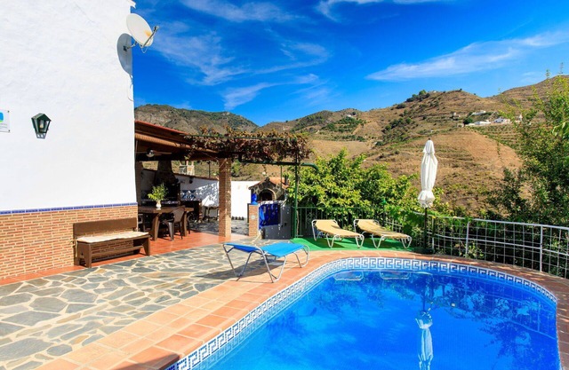 Stunning private villa for 4 guests with private pool, WIFI, TV, terrace and pets allowed