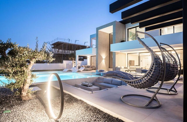 Stunning private villa for 11 guests with A/C, hot tub, WIFI, private pool, TV and patio