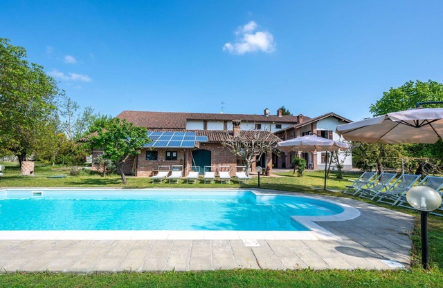 Stunning private villa with WIFI, hot tub, private pool, TV, patio, pets allowed and panoramic v.