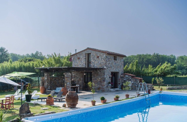 Stunning private villa with WIFI, hot tub, A/C, private pool, TV, terrace and pets allowed