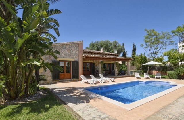 Stunning private villa for 6 guests with A/C, private pool, WIFI, TV and patio