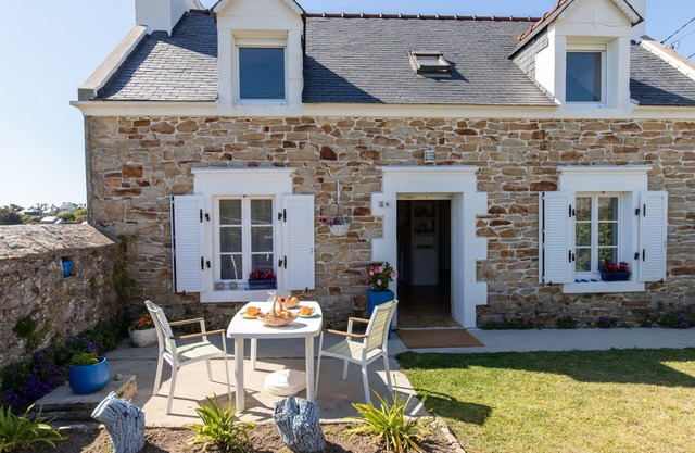 Stunning private villa for 5 people with TV, terrace, pets allowed and panoramic view