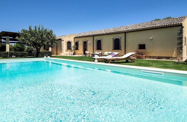 Stunning private villa for 8 people with private pool, WIFI, A/C, TV, terrace and parking