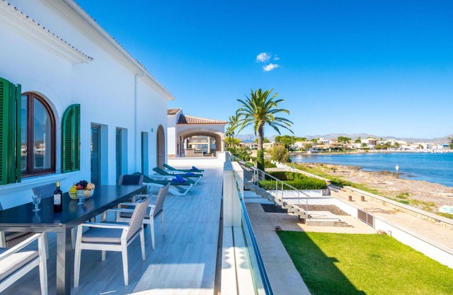 Stunning private villa for 10 people with WIFI, A/C, TV and patio