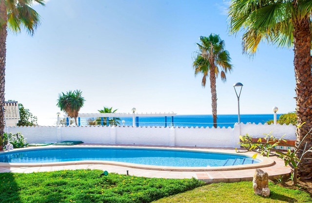Stunning private villa for 6 people with WIFI, hot tub, private pool, A/C, TV and terrace