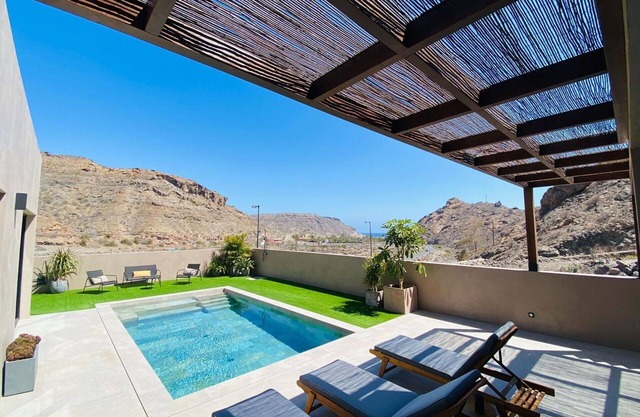Stunning private villa for 6 guests with private pool, WIFI, A/C, TV, patio and parking