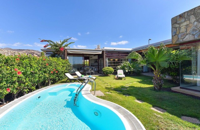 Stunning private villa for 6 people with A/C, private pool, WIFI, TV and pets allowed