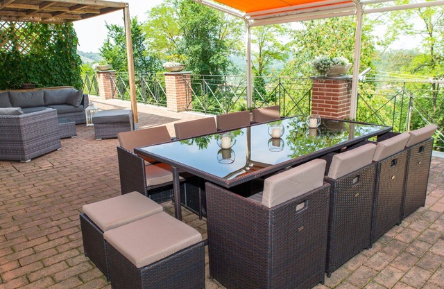 Stunning private villa for 12 people with private pool, hot tub, WIFI, A/C, terrace and pets all.