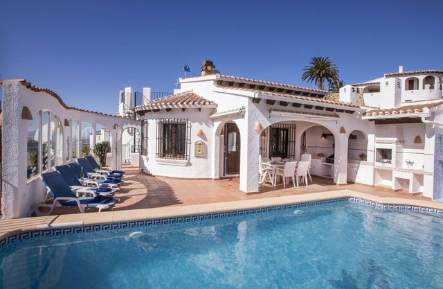 Stunning private villa for 8 people with WIFI, private pool, A/C, TV, patio and parking