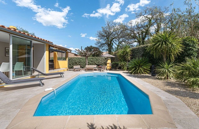 Stunning private villa for 4 guests with A/C, WIFI, private pool, TV, terrace and pets allowed