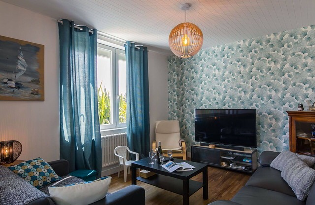 Stunning private villa for 6 guests with WIFI, TV, pets allowed and parking