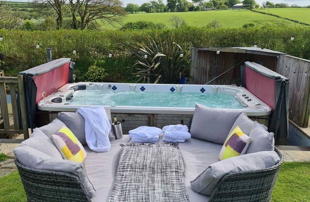 Stunning private villa for 4 guests with hot tub, WIFI, TV, patio, panoramic view and parking