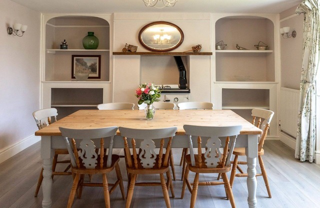 Stunning private villa for 9 guests with hot tub, WIFI, TV, patio, pets allowed and parking