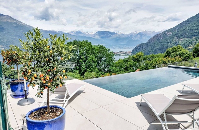 Stunning private villa for 5 guests with WIFI, pool, TV, patio and parking