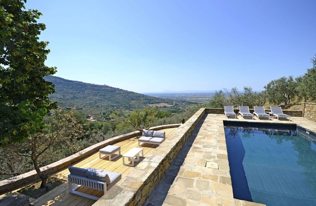 Stunning private villa for 8 people with private pool, WIFI, A/C, TV, patio and panoramic view