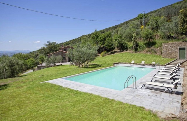 Stunning private villa for 11 people with WIFI, hot tub, A/C, private pool, sauna and TV