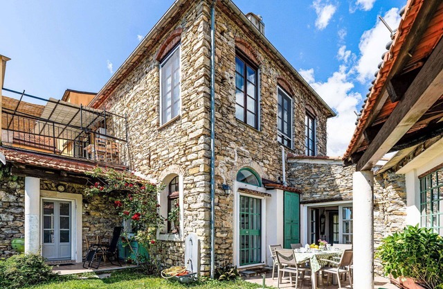 Stunning private villa for 7 guests with WIFI, pets allowed and panoramic view