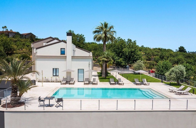 Stunning private villa for 11 guests with private pool, A/C, WIFI, TV, terrace and panoramic view