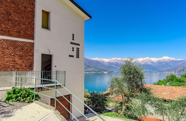 Stunning private villa for 13 guests with hot tub, WIFI, TV, terrace and parking
